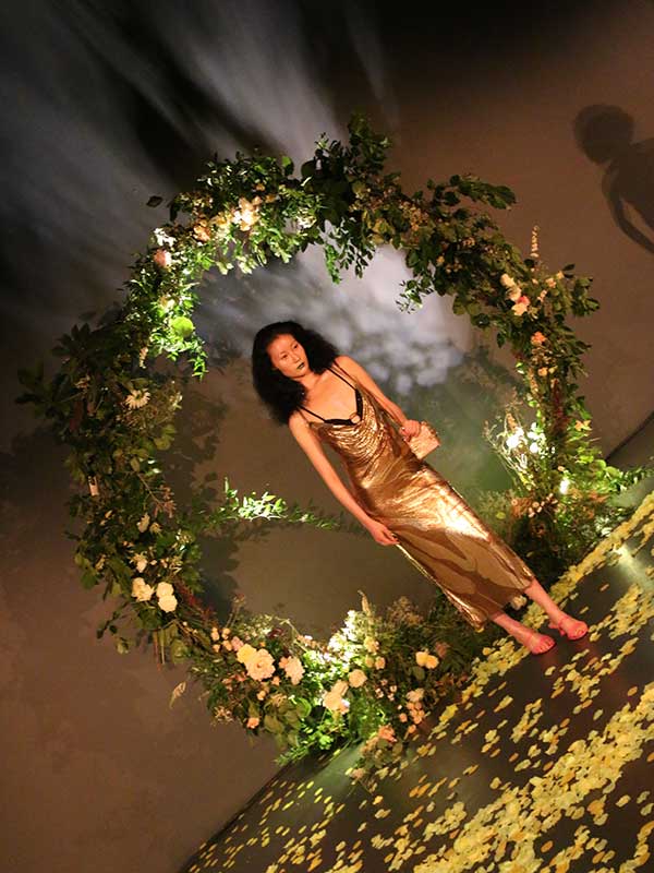 london fashion week flower arch floral stying